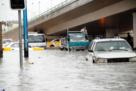 من آثار الأمطار الغزيرة التي هطلت في صنعاء أمس